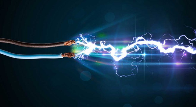 Elektrik direğinde akıma kapılıp öldü