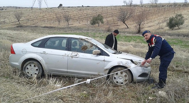 Elektrik direğine çarpan otomobil, şarampole devrildi: 3 yaralı