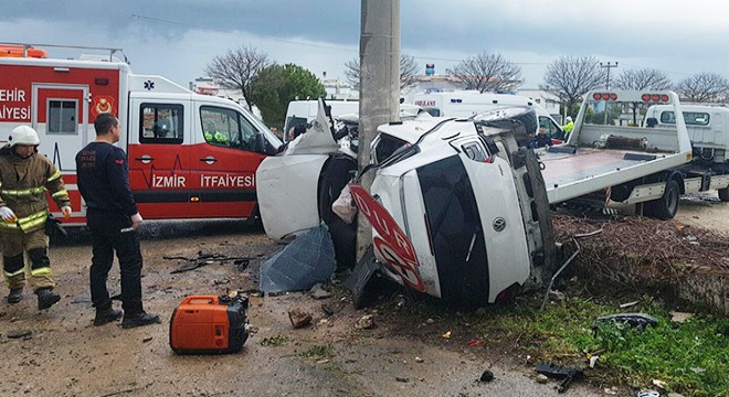 Elektrik direğine çarpan otomobilin sürücüsü öldü