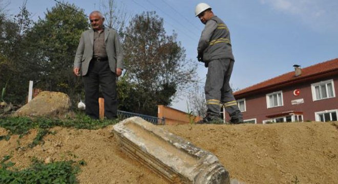 Elektrik hattı için kazı yapılırken, sütun bulundu