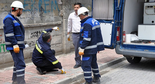 Elektrik kesintisini araştırırken, yer altında çekilen kaçak hat buldular