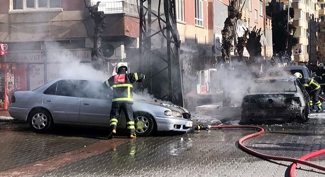 Elektrik trafosunda patlama; araçlar alev aldı