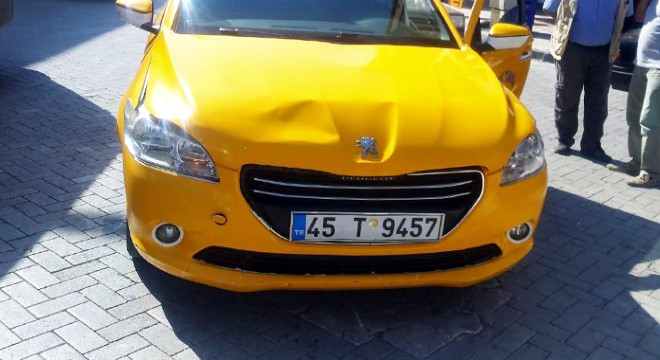 Elektrikli bisiklet ile taksi çarpıştı: 2 çocuk yaralı