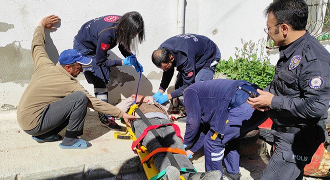 Elektrikli bisikletten düşüp yaralandı