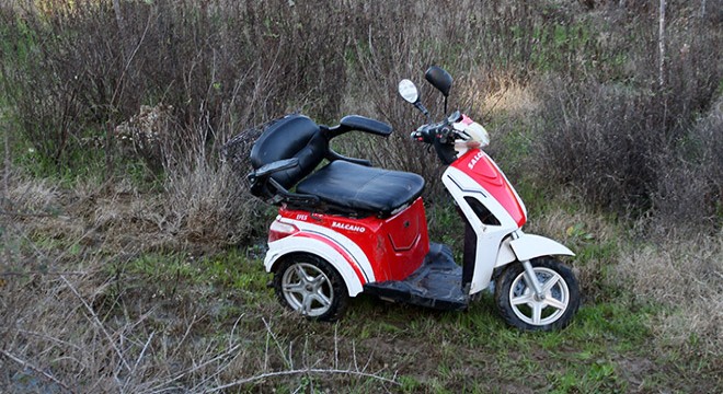 Elektrikli motosikletiyle 2 metrelik şarampole yuvarlandı