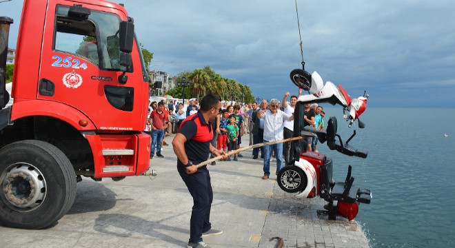 Elektrikli motosiklette bulunan 2 kadın denize düştü