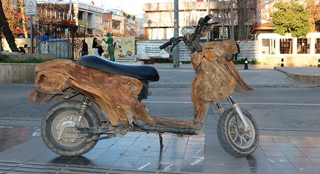 Elektrikli motosiklete sedir ağacı kaplama