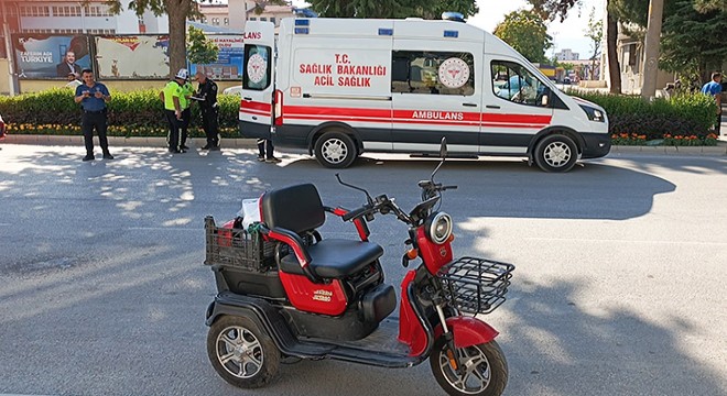 Elektrikli motosikletten düşen sürücü yaralandı