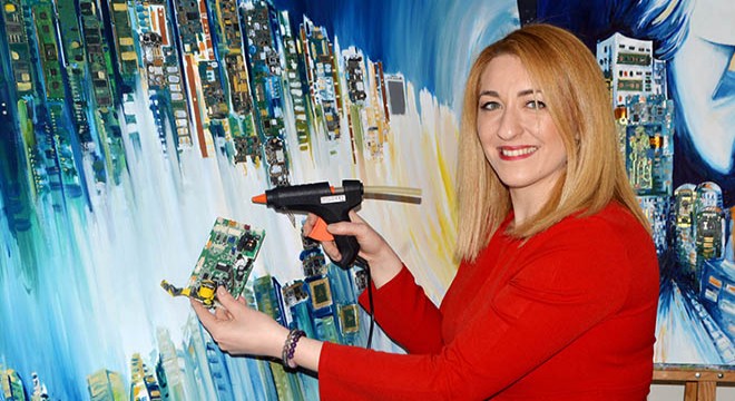 Elektronik atıkları, resimlerinde kullanıyor