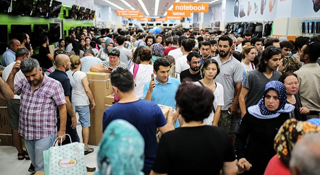 Elektronik mağazası açılışında indirim izdihamı
