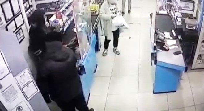 Elektronik mağazasında silahlı soygun kamerada
