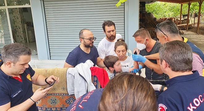 Eline saplanan demirle hastaneye götürüldü