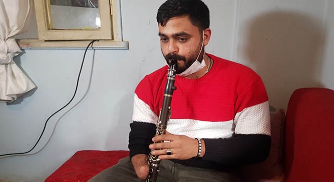 Elini kaybeden müzisyen, tek eliyle klarnet çalıyor