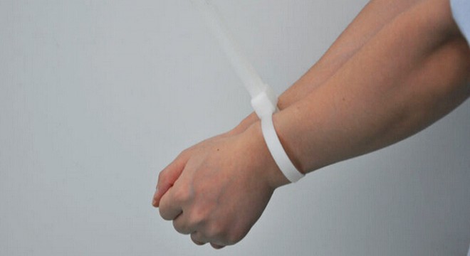 Elleri plastik kelepçeyle bağlı asılı bulundu
