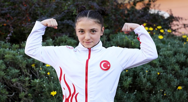 Elleri üzerinde yürürken başladığı halterde şampiyon oldu