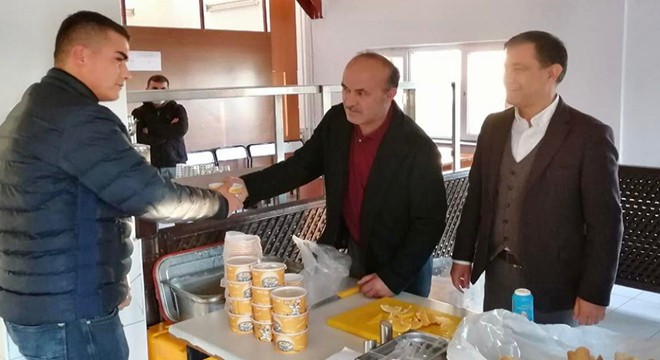 Elmalı Belediyesi'nden üniversite öğrencilerine sıcak çorba