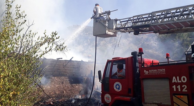 Elmalı'da ev yangını