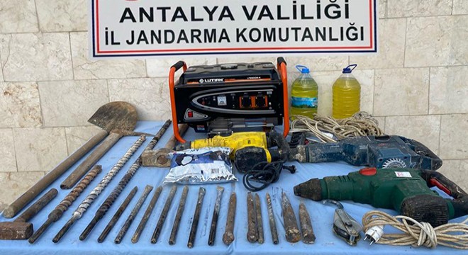 Elmalı'da kaçak kazı yapan 2 kişi gözaltına alındı