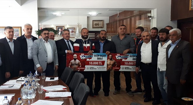 Elmalı'nın başpehlivanları ödüllendirildi