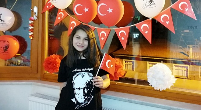 Elmalı da evlerde 23 Nisan coşkusu