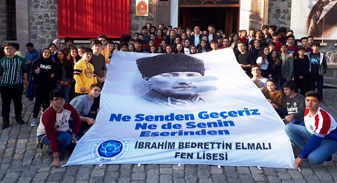 Elmalılı öğrencilerden Ata'ya ziyaret