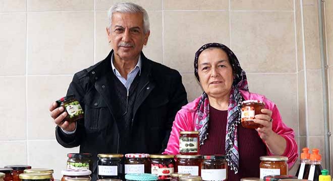 Emekli çift, evde 30 çeşit reçel üretip satıyor