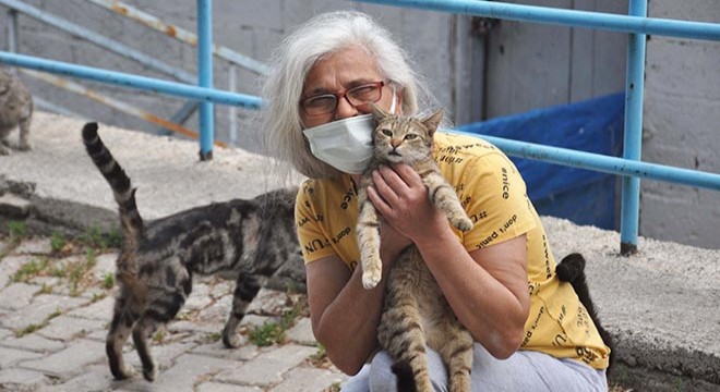 Emekli maaşı ile can dostlarını besliyor