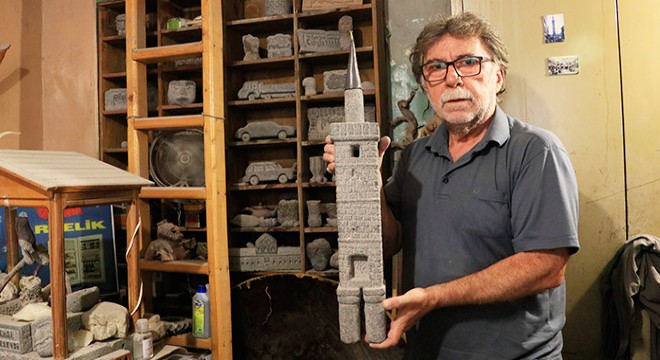 Emekli öğretmen bazalt taşından objeler yapıyor