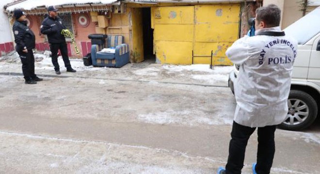 Emekli öğretmen evinde ölü bulundu