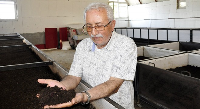 Emekli olunca solucan gübresi üretmeye başladı
