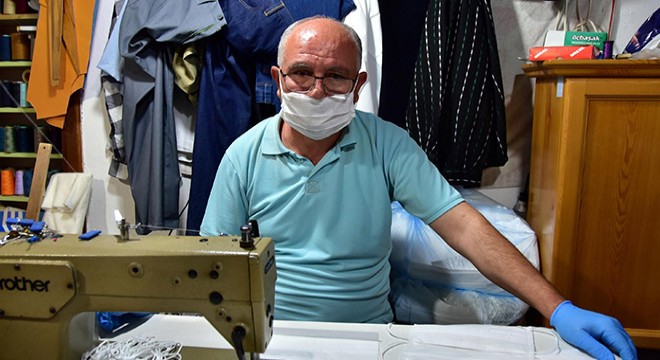 Emekli terzi, atölyeye çevirdiği evinde maske yapıyor