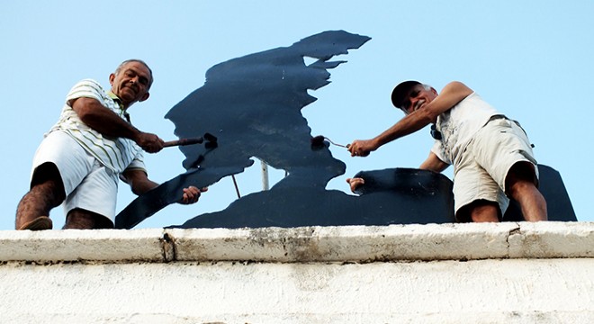 Emekliler Atatürk heykelini boyadı
