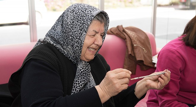 Emekliler, atık malzemelerden yeni eşyalar üretiyor