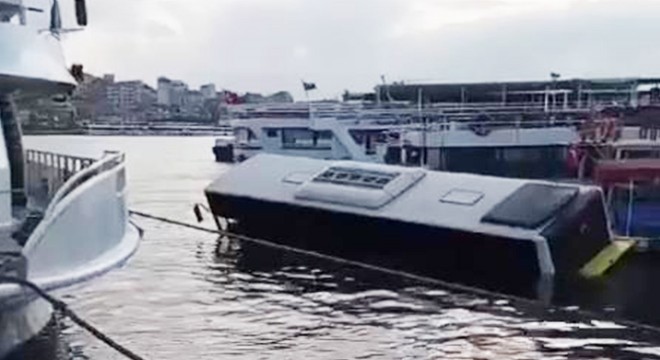 Eminönü'nde İETT otobüsü denize düştü