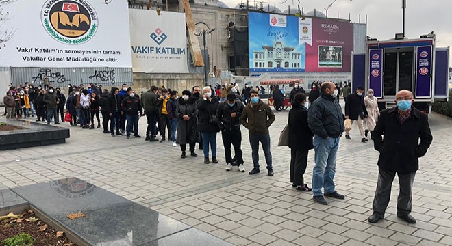 Eminönü'nde metrelerce uzayan Milli Piyango bileti kuyruğu