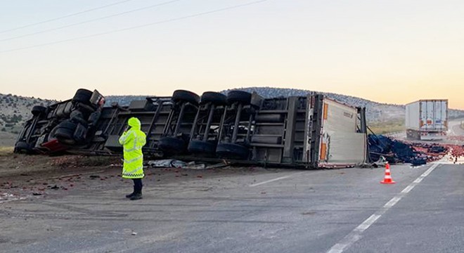 Emirdağ da domates yüklü TIR devrildi