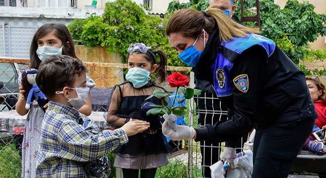 Emniyet Müdüründen evde sıkılan çocuklara oyuncak jesti