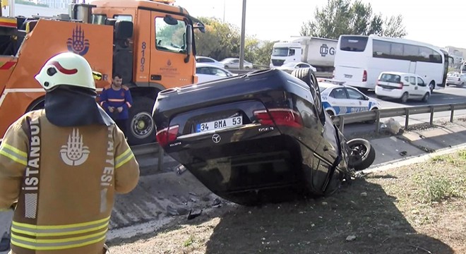 Emniyet şeridindeki minibüse çarpan araç takla attı