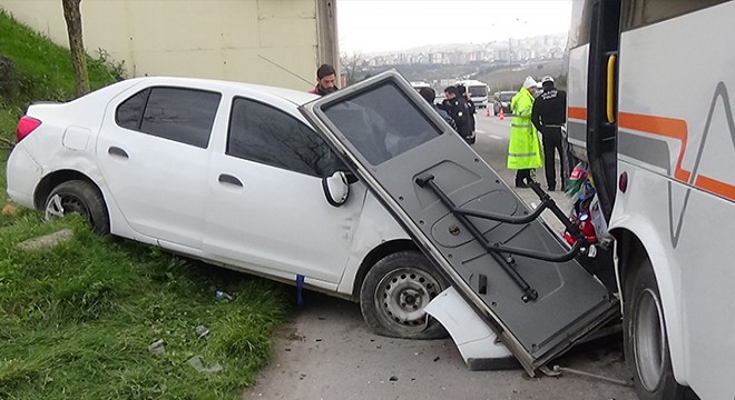 Emniyet şeridindeki minibüse arkadan çarptı