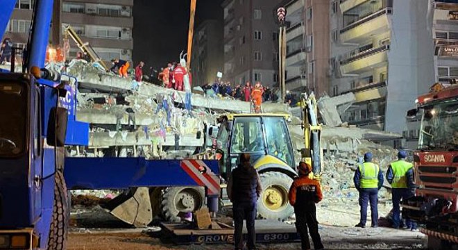 Emrah Apartmanı nın enkazından bir erkek cesedi çıkartıldı