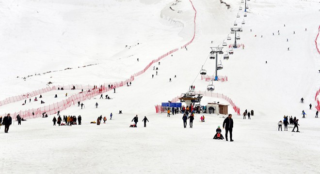 En uzun kayak pistine sahip Hesarek'i 20 bin kişi ziyaret etti