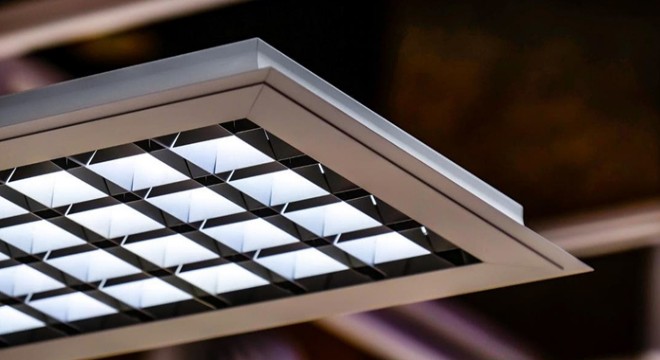 Endüstriyel ve Ticari Alanlar İçin Gelişmiş Aydınlatma Sistemleri: Verimlilik, Standartlar ve Uygulama Rehberi