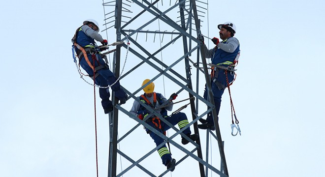 Enerji ekipleri, zorlu kış şartlarında görev başında