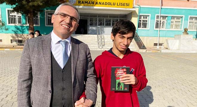 Engelleri öğretmenleri ve arkadaşlarıyla aştı