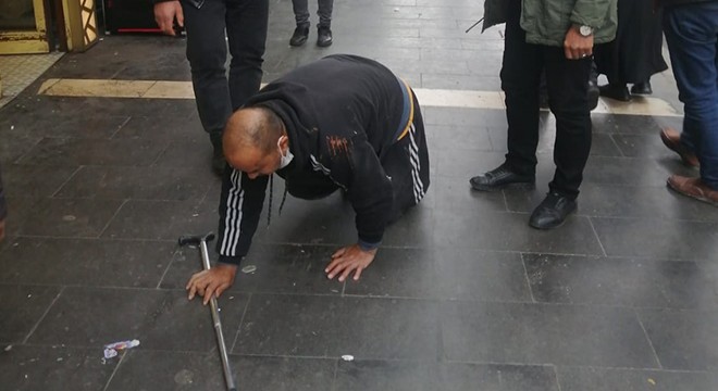Engelli gibi davranan dilenci, zabıtayı görünce ayağa kalktı