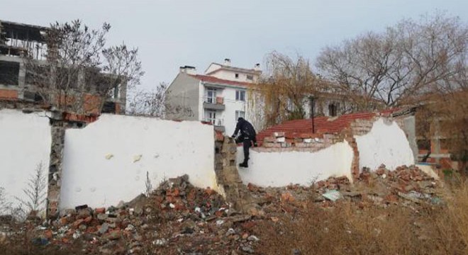 Engelli kadını yangından polisler kurtardı