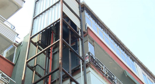 Engelli komşuya engel olan asansör yıkıldı