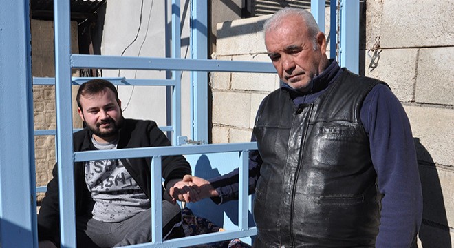 Engelli oğlu için evin dışına asansör yaptırdı