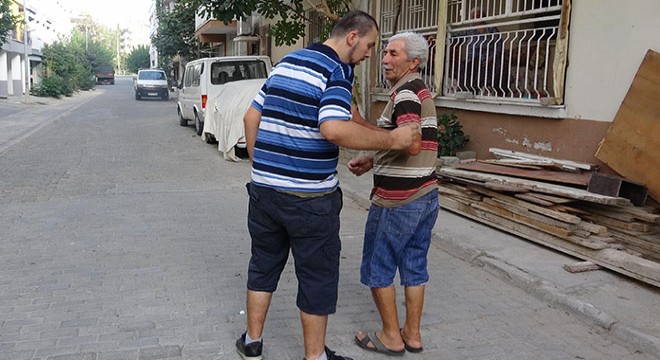 Engelli oğlunu mutlu etmek için her akşam birlikte yürüyor