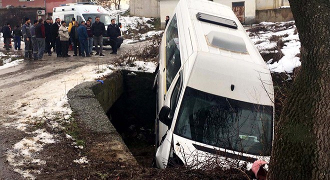Engelli öğrencileri taşıyan minibüs kanala düştü: 5 yaralı